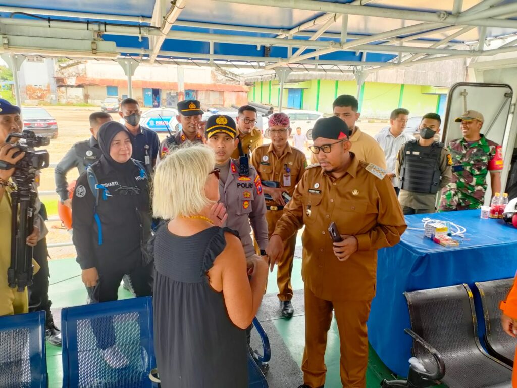 Bupati Achmad Fauzi Kunjungi Awak Kapal Yacht Canace Finlandia