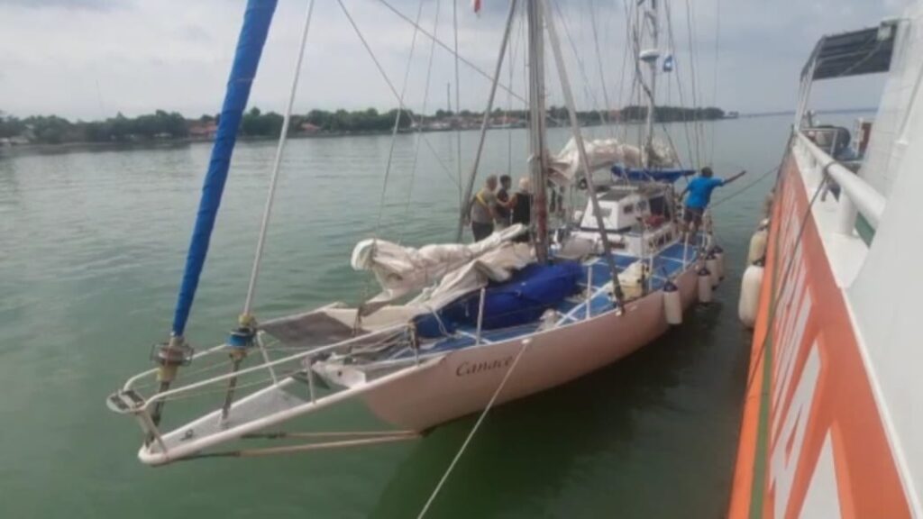 Tim SAR Evakuasi Kapal Berbendera Finlandia ke Pelabuhan Kalianget