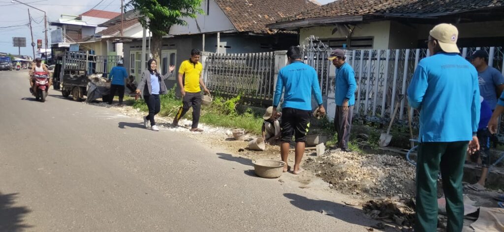 Demi kenyamanan Masyarakat, Kades Padike Perbaiki Jalan Pelabuhan Talango