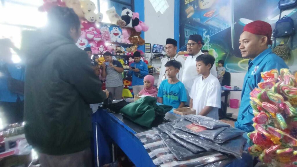 Bupati Fauzi Dampingi Anak Yatim Belanja Baju Lebaran