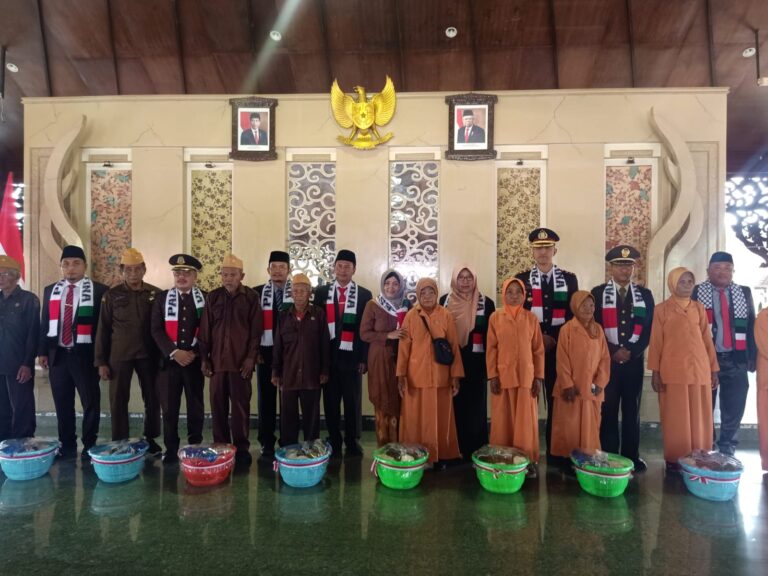 Di Hari Pahlawan Pemkab Pamekasan Bagikan Bingkisan Untuk Para Veteran