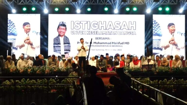 Menko Polhukam Mahfud MD Bersama Ribuan Masyarakat, Hadiri Istighasah Kebangsaan di Sumenep
