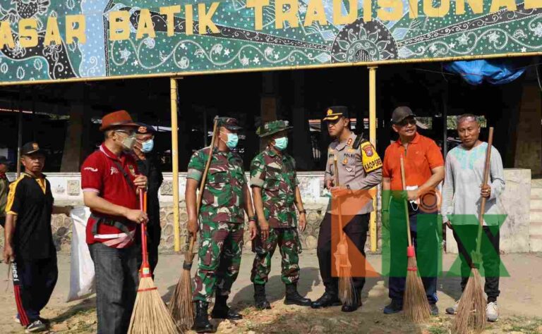 Antisipasi Banjir dan DBD, Pemkab Pamekasan dan Forkopimda Kompak Bersih-bersih Sampah di Pasar