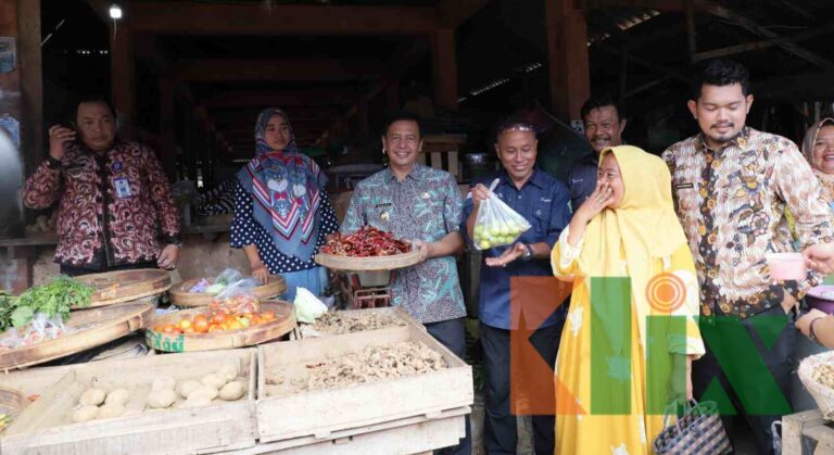 Tekan Harga Sembako, Pj Bupati Pamekasan Pantau Operasi Pasar