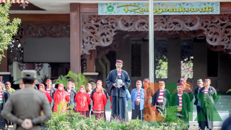 Apel Awal Tahun 2024, OPD Berprestasi Terima Penghargaan dari Pj Bupati Pamekasan