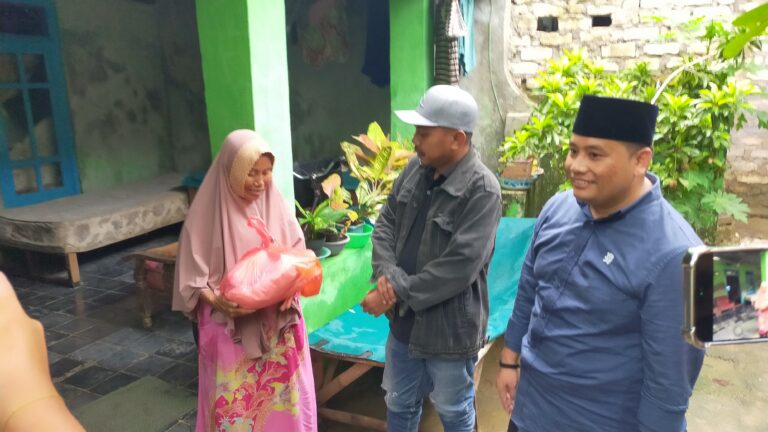 AJP dan APHT Salurkan Sembako dan Nasi Bungkus untuk Korban Banjir di Pamekasan