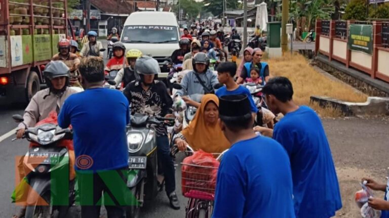 Simpatisan Faisal Muhlis Bagi-bagi Takjil mendekati lebaran