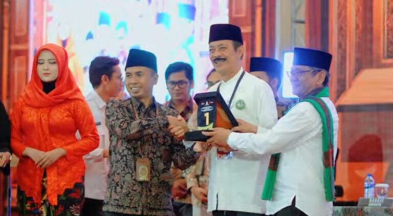 Paslon TAUHID saat terima plakat nomor urut satu dari Mahdi Ketua Komisioner KPU Pamekasan