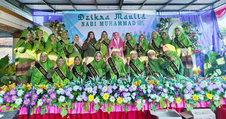 Hadiri Maulid Nabi 1446, Ning Ita Ajak Masyarakat Ikuti Sifat dan Ketauladanan Nabi Ning bersama ibu-ibu Muslimat NU Ranting Galis Kecamatan Galis Kabupaten Pamekasan mengadakan pengajian akbar dalam rangka memperingati Maulid Nabi Muhammad SAW 1446 Hijrah