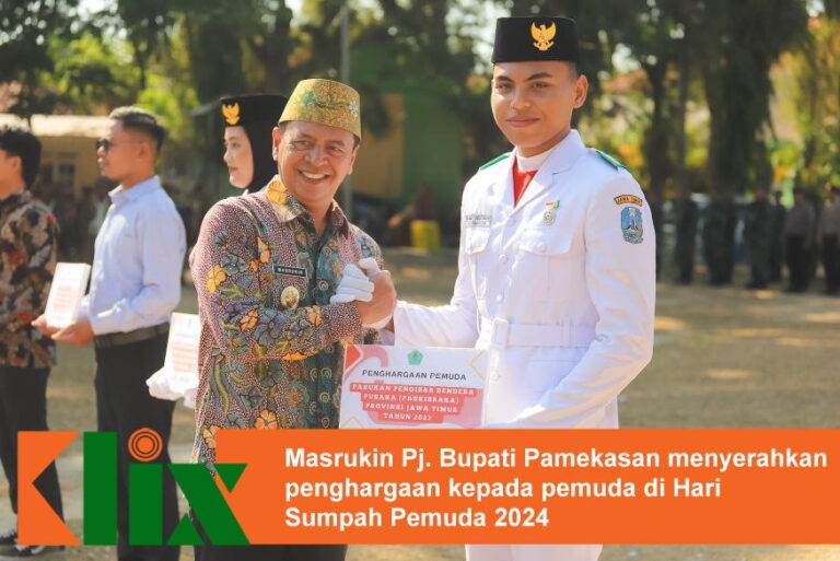 Masrukin Pj. Bupati Pamekasan serahkan penghargaan berupa uang tunai satu juta rupiah kepada pemuda berprestasi