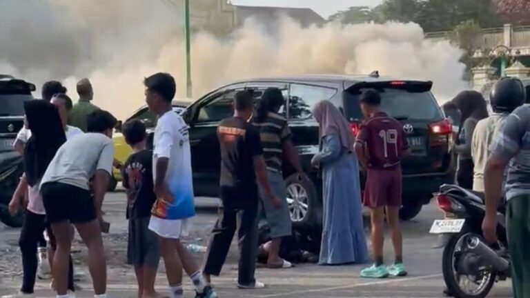 Mobil Terbakar mengakibatkan Seorang Wanita Kritis Alami Luka Bakar disekujur Tubuhnya