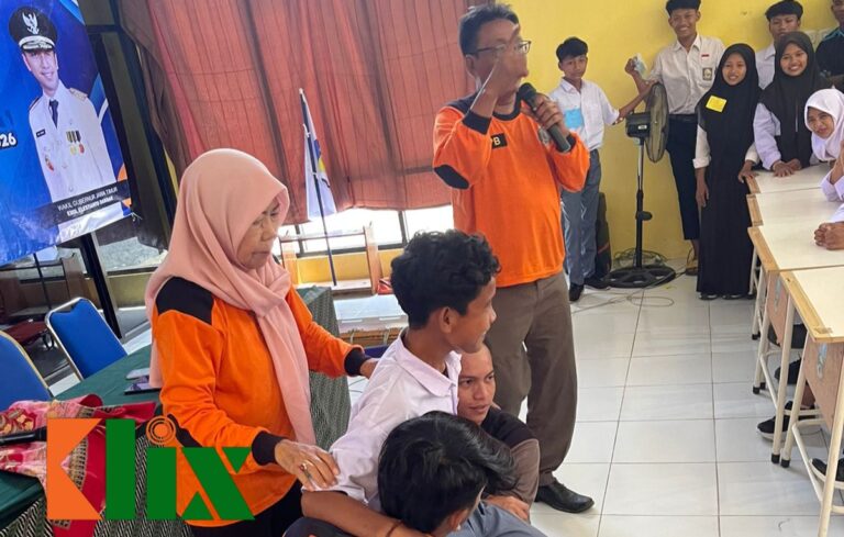Dukung Kemendikdasmen, FRPB Pamekasan Berkolaborasi di MPLS Ramah Ketua FRPB Budi Cahyono saat memberikan materi kebencanaan ketika kegiatan MPLS