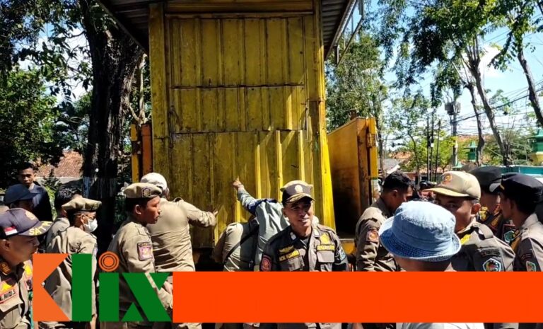 Satpol PP Tertibkan PKL Disepanjang Jalan Jokotole Pamekasan Petugas gabungan Satpol PP dan Damkar bersama Dishub dan Kepolisian melakukan penertiban PKL di Jalan Jokotole Pamekasan. Rabu (25/6/2025).