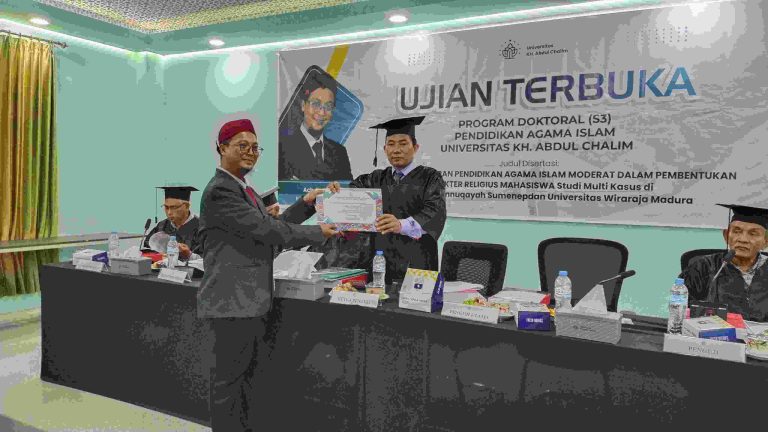 Raih Predikat Cumlaude, Ach. Puniman Sah Sandang Gelar Doktor Usai Mempertahankan Disertasinya Di Universitas KH. Abdul Chalim